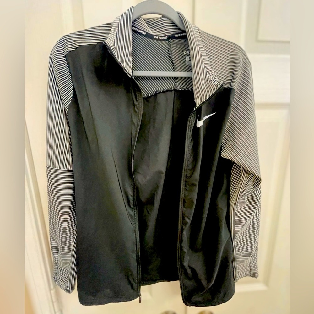 Nike Women's DRYfit Full Zip Lightweight Jacket
NEW without tags